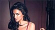 Sexy póza pohledné modelky Iriny Shayk