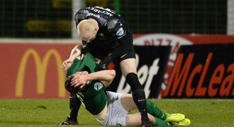 Šílená scéna v Irsku: Brankář po gólu napadl a složil vlastního obránce