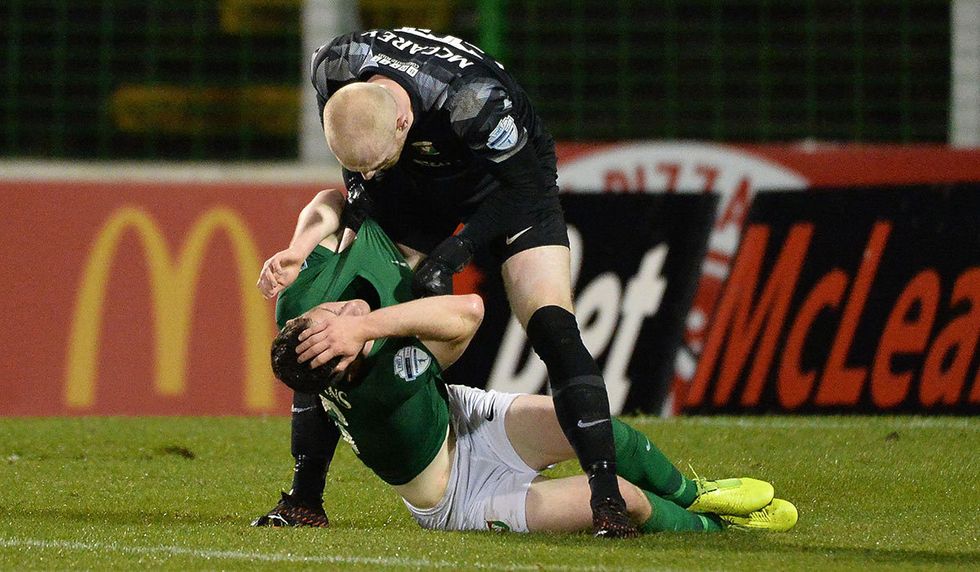 Šílená scéna v Irsku: Brankář po gólu napadl a složil vlastního obránce Šílená scéna v Irsku: Brankář po gólu napadl a složil vlastního obránce