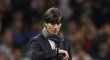 Německý trenér Joachim Low kontroluje čas během zápasu s Irskem.