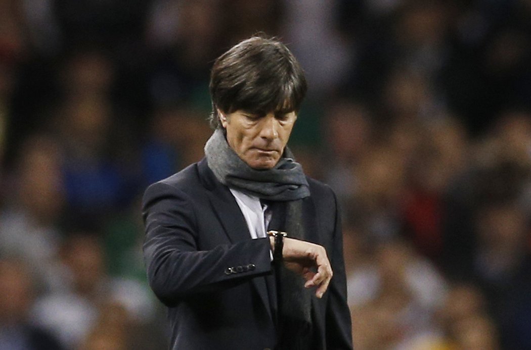 Německý trenér Joachim Low kontroluje čas během zápasu s Irskem.