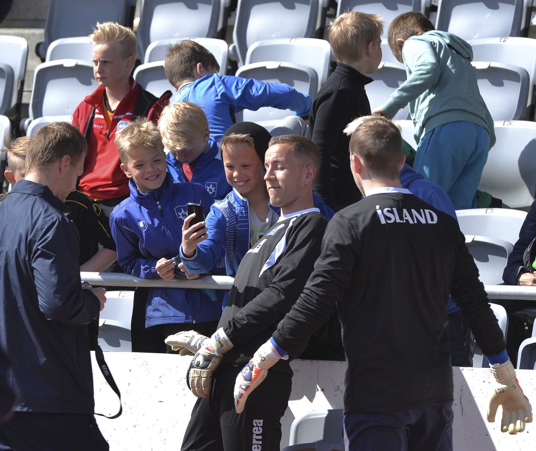 Fotbalisté islandské reprezentace se na tréninku před zápasem s Českem fotili s fanoušky