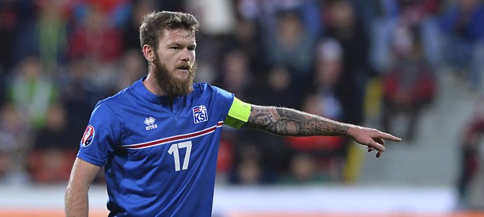 Kapitán Islandu Aron Gunnarsson umí zahrozit nebezpečnými auty