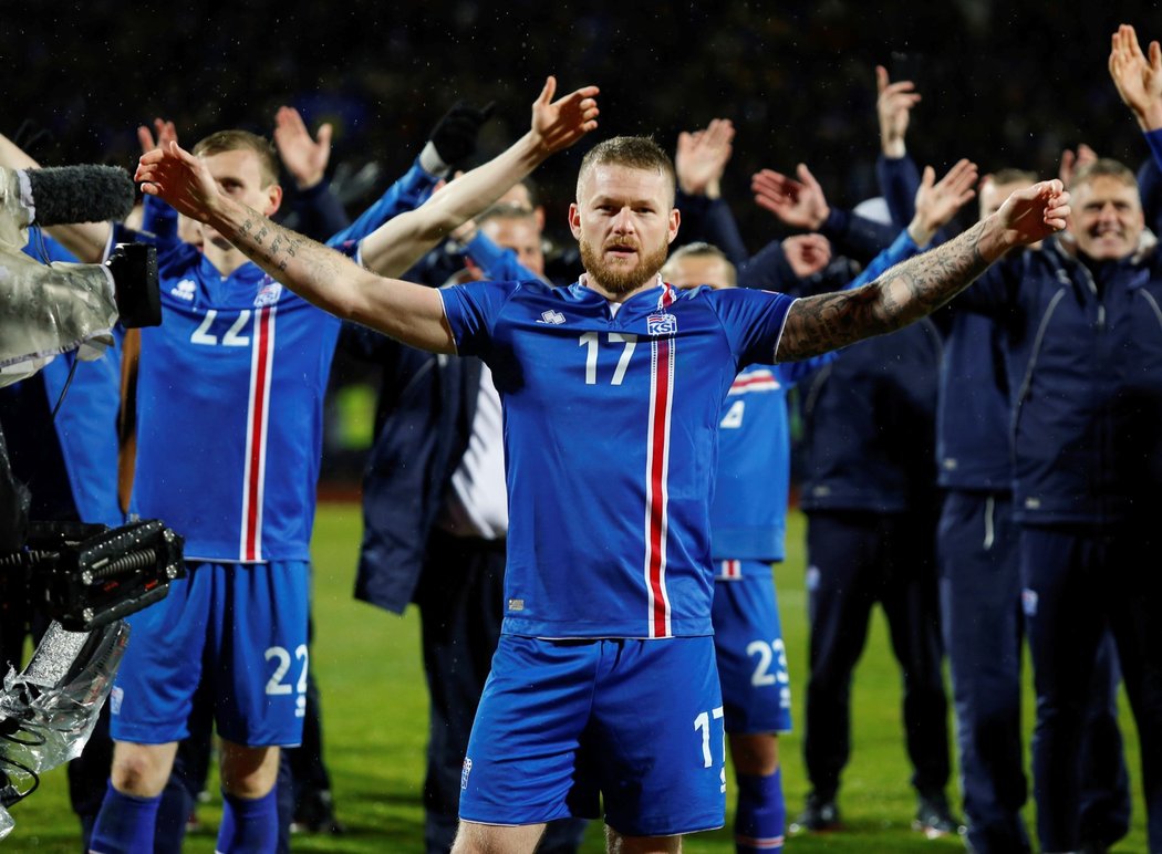 Aron Gunnarsson, kapitán Islandu vede oslavy s fanoušky po postupu na MS