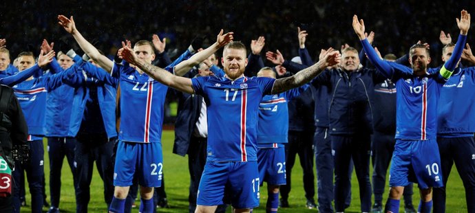 Aron Gunnarsson, kapitán Islandu vede oslavy s fanoušky po postupu na MS