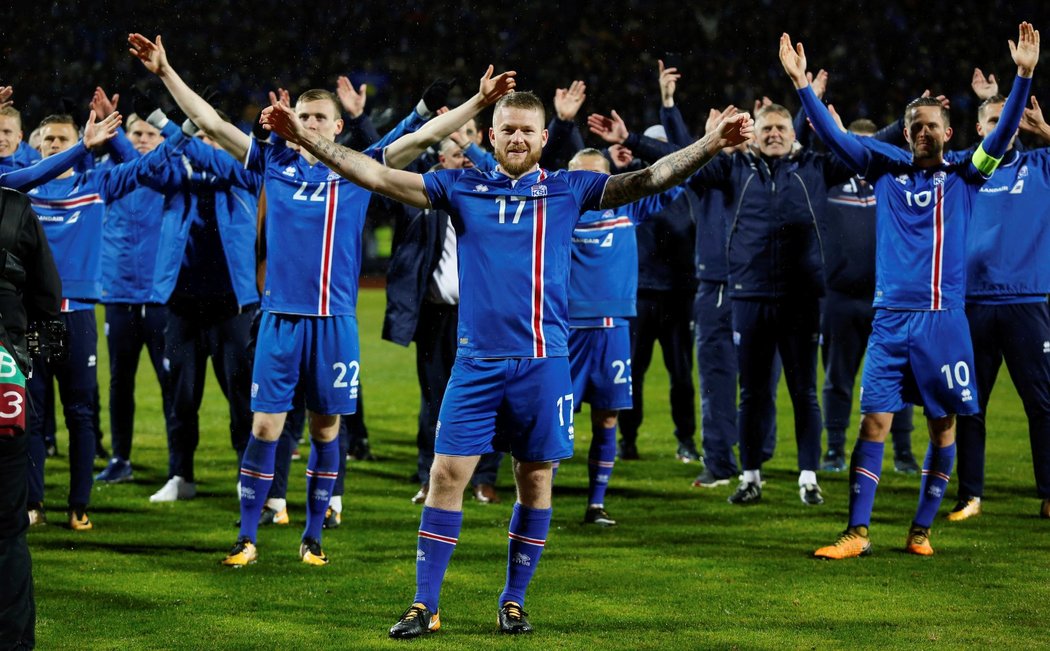 Aron Gunnarsson, kapitán Islandu vede oslavy s fanoušky po postupu na MS