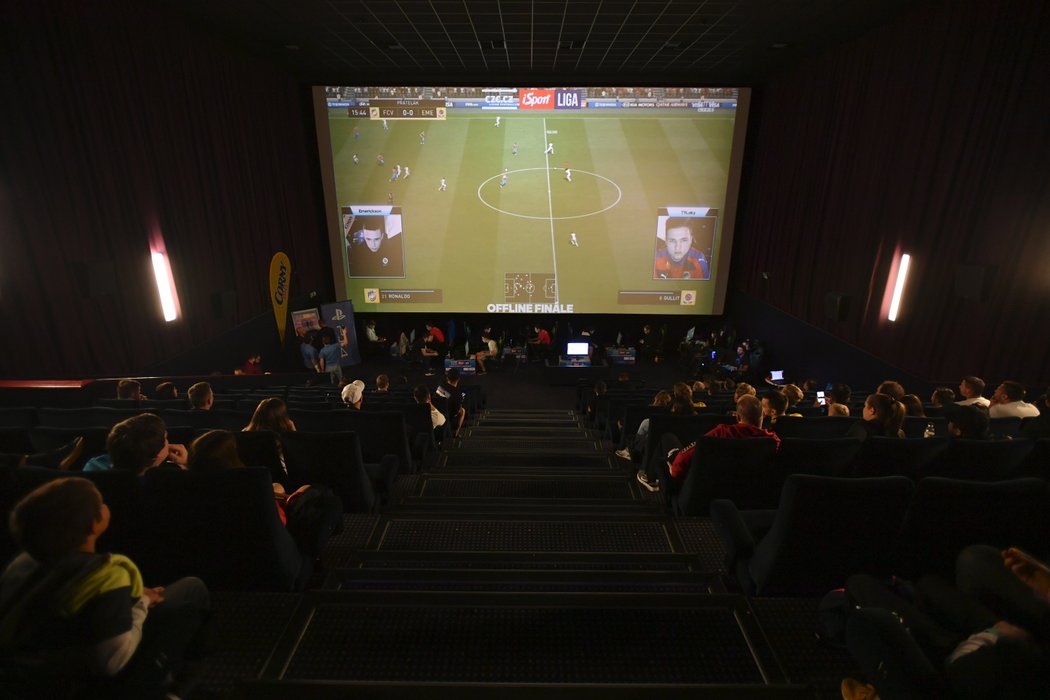 Offline finále iSport LIGY v pražské Hostivaři v kině Premiere Cinemas