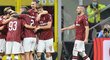 Fotbalisté AC Milán se radují z gólu do sítě Atalanty