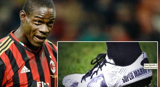 Balotelli šokoval. Na kopačkách měl titulky a články, které o něm vyšly