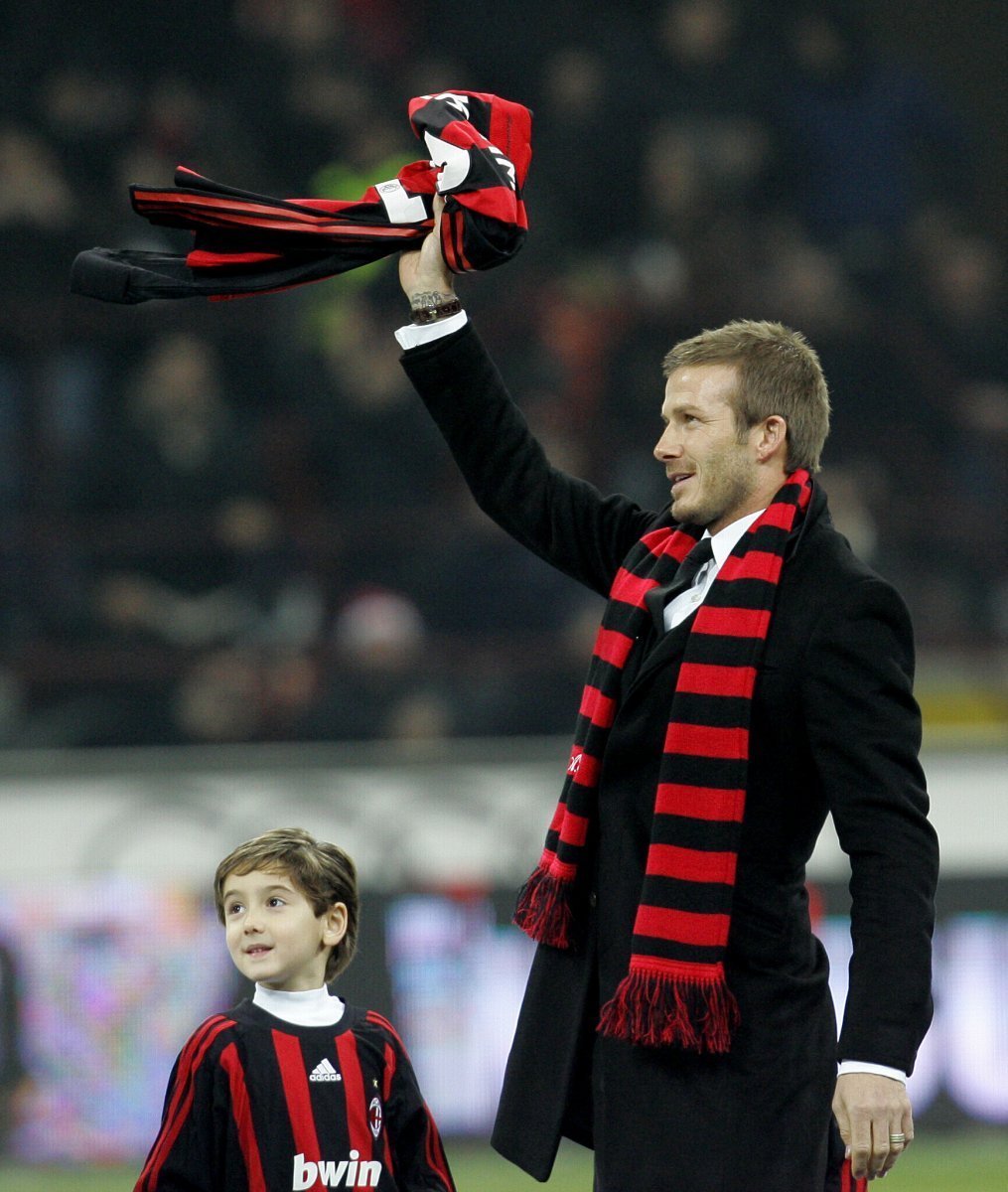 David Beckham na stadionu AC Milán zdraví fanoušky.