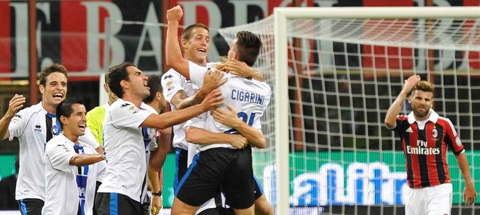 Luca Cigarini se raduje se spoluhráči z gólu proti AC Milán