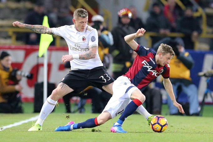 Další kiks Boloni. Milán dohrával v devíti, přesto vyhrál, slaví i Juventus Další kiks Boloni. Milán dohrával v devíti, přesto vyhrál, slaví i Juventus