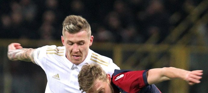 Juraj Kucka stíhá Ladislava Krejčího z Boloni