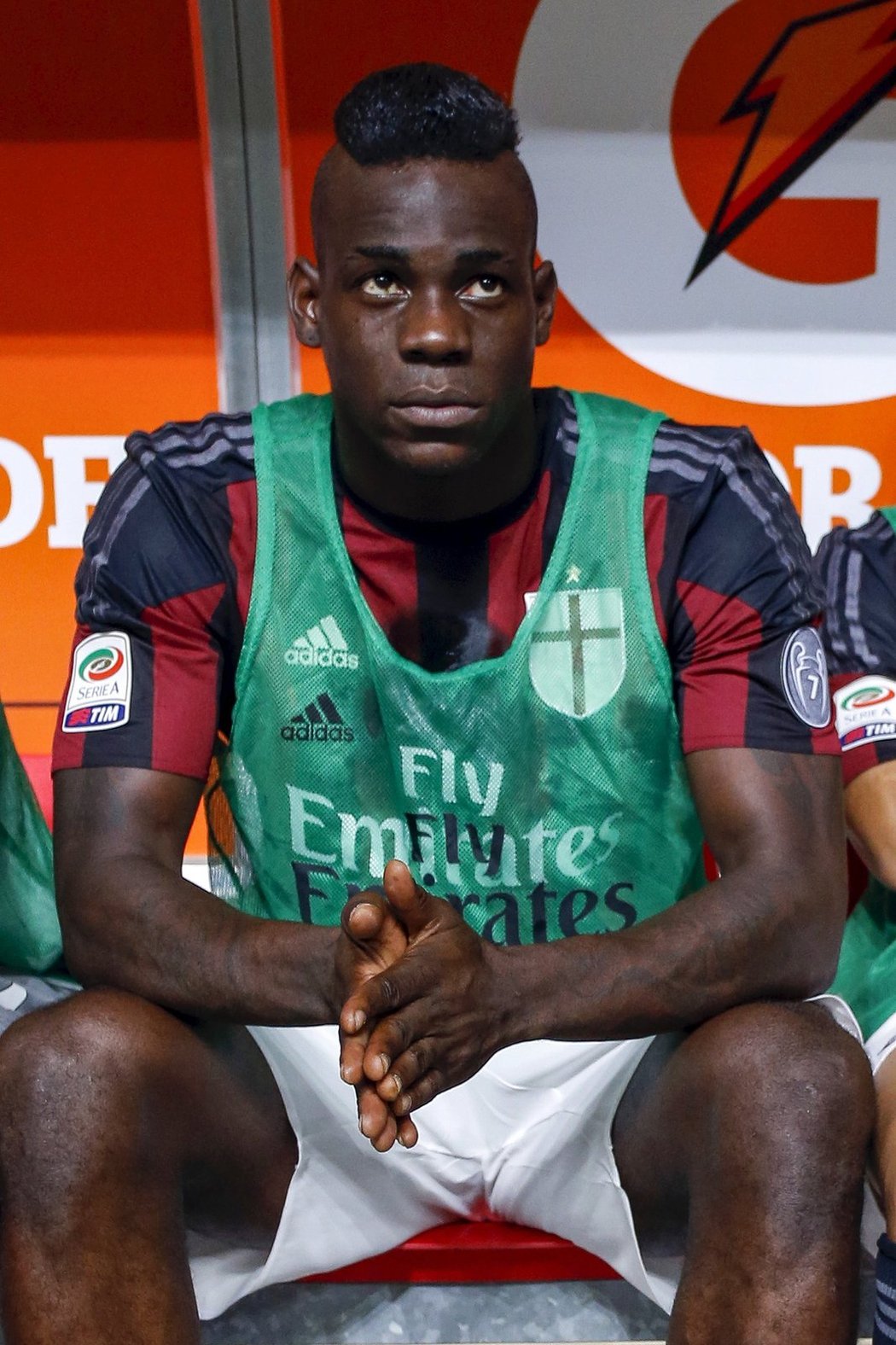 Mario Balotelli na lavičce AC Milán, kde je na hostování z Liverpoolu