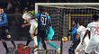 Fotbalisté AC Milán uspěli v přímém souboji o čtvrté místo italské ligy a vyhráli na hřišti Atalanty Bergamo 3:1. Dva góly dal polský útočník Krzysztof Piatek