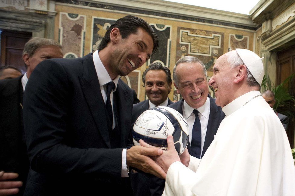 Brankář italské reprezentace Gianluigi Buffon předává jako dárek papeži Františkovi fotbalový míč. Fotbalisté Itálie a Argentiny navštívili Svatého otce před středečním přátelským zápasem.