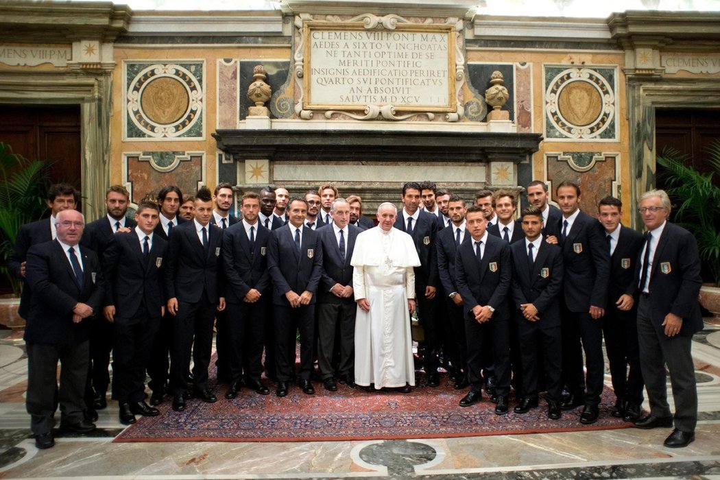 Fotbalisté Itálie se v rámci audience u papeže Františka před duelem s Argentinou s hlavou křesťanské církve i hromadně vyfotili