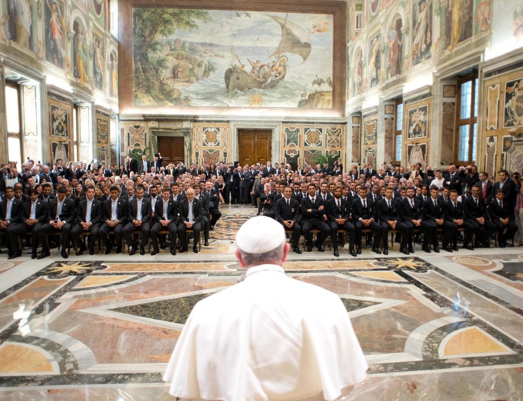 Papež František promlouvá k fotbalistům Itálie a Argentiny, kteří dorazili na audienci před vzájemným přátelským zápasem. Komu bude tento argentinský potomek italských rodičů fandit, neřekl