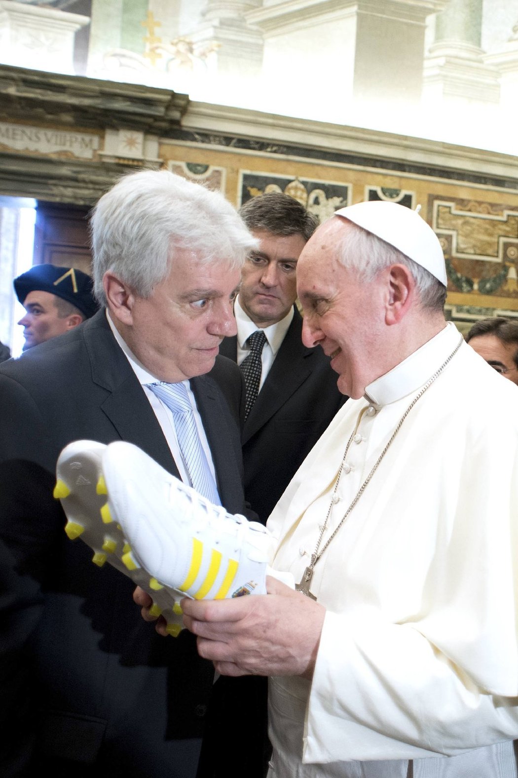 Člen argentinské výpravy předává dárek papeži Františkovi na audienci ve Vatikánu
