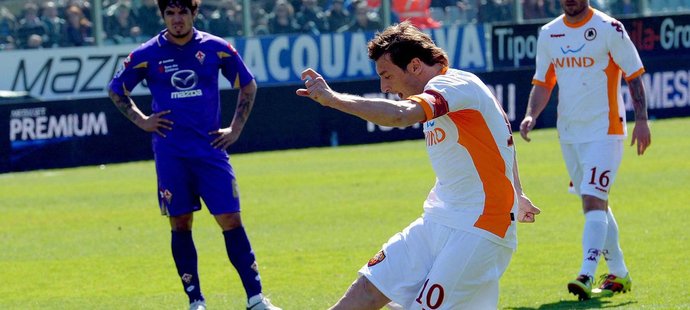 Francesco Totti právě proti Fiorentině z penalty střílí svůj dvoustý gól v kariéře