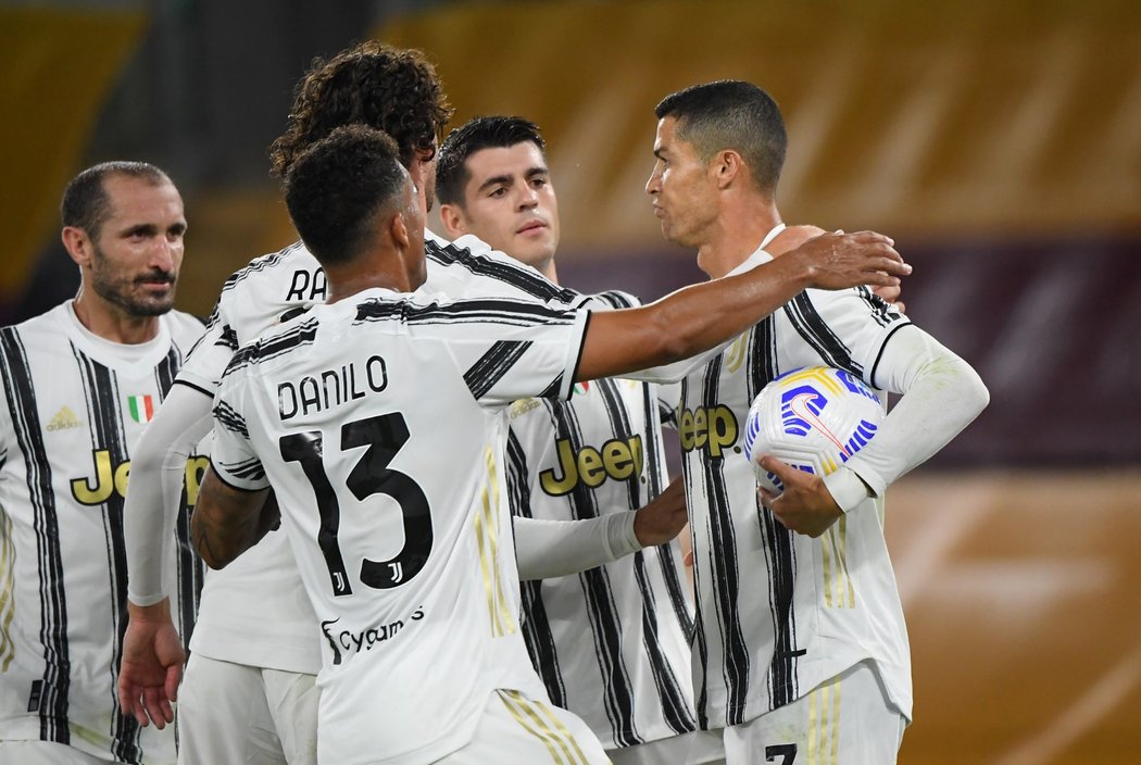 Fotbalisté Juventusu oslavují proměněnou penaltu Cristiana Ronalda (vpravo) proti AS Řím