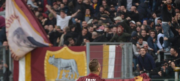 Totti běží k domácím fanouškům slavit vstřelený gól