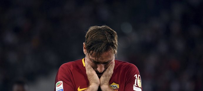 Francesco Totti se při posledním zápase za AS Řím neubránil slzám