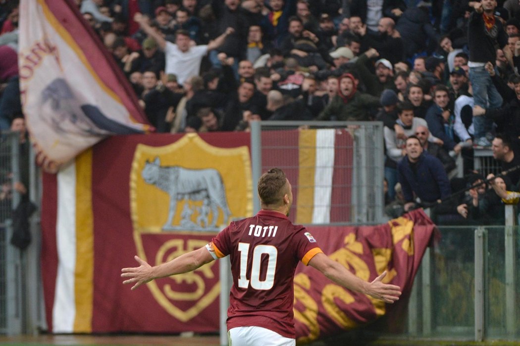 Totti běží k domácím fanouškům slavit vstřelený gól