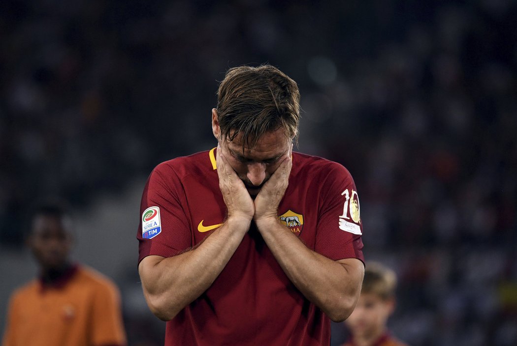 Francesco Totti se při posledním zápase za AS Řím neubránil slzám