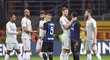 Hráči AS Řím se po utkání zdraví s fotbalisty Interu Milán