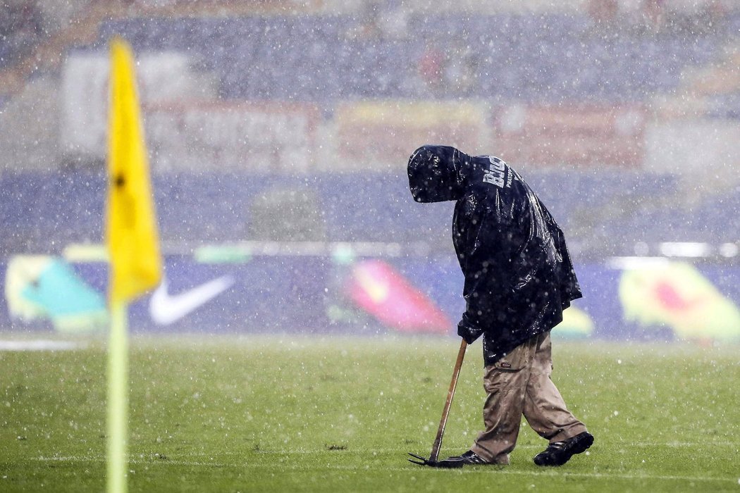 Utkání na stadionu AS Řím muselo být na určitý čas přerušeno kvůli silnému dešti