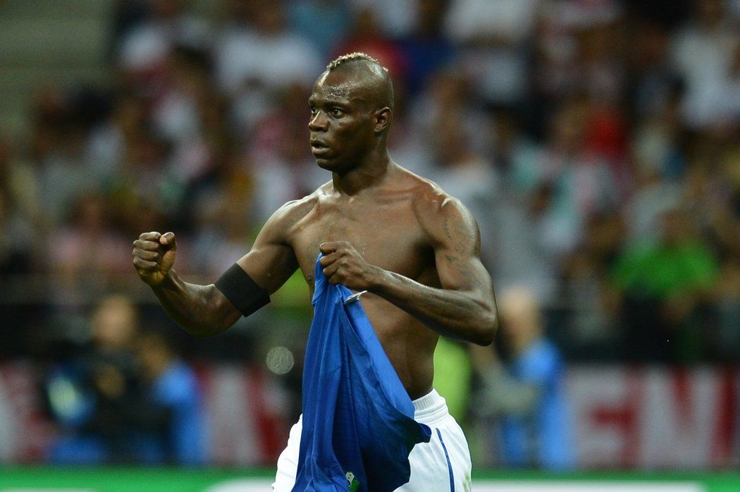 Mario Balotelli při oslavě své druhé trefy v semifinále EURO 2012