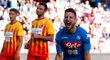 Útočník Neapole Dries Mertens slaví branku do sítě Beneventa, beznadějně posledního celku italské ligy