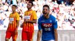 Útočník Neapole Dries Mertens slaví branku do sítě Beneventa, beznadějně posledního celku italské ligy