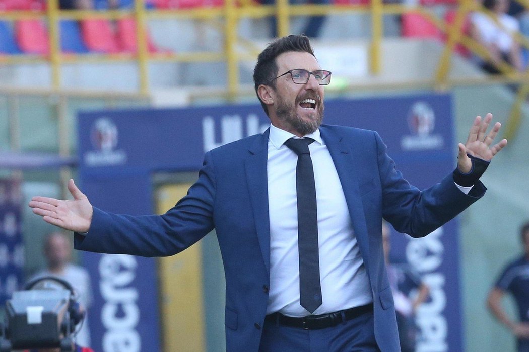 Římský kouč Eusebio Di Francesco během nepovedeného zápasu na hřišti Boloni