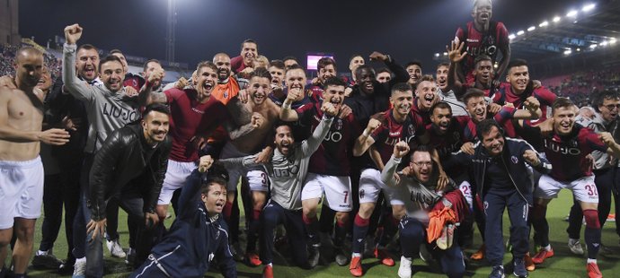 Fotbalisté Boloni po závěrečném vítězství nad Neapolí v Serii A