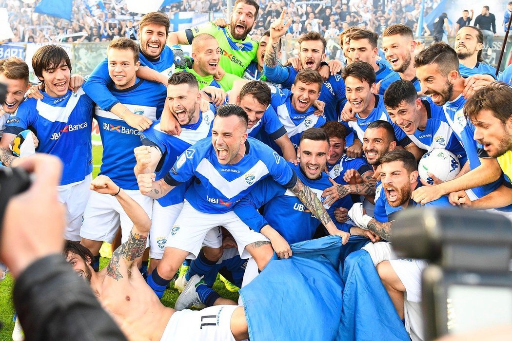 Fotbalisté Brescie včetně českého obránce Aleše Matějů si po osmi letech vybojovali návrat do Serie A