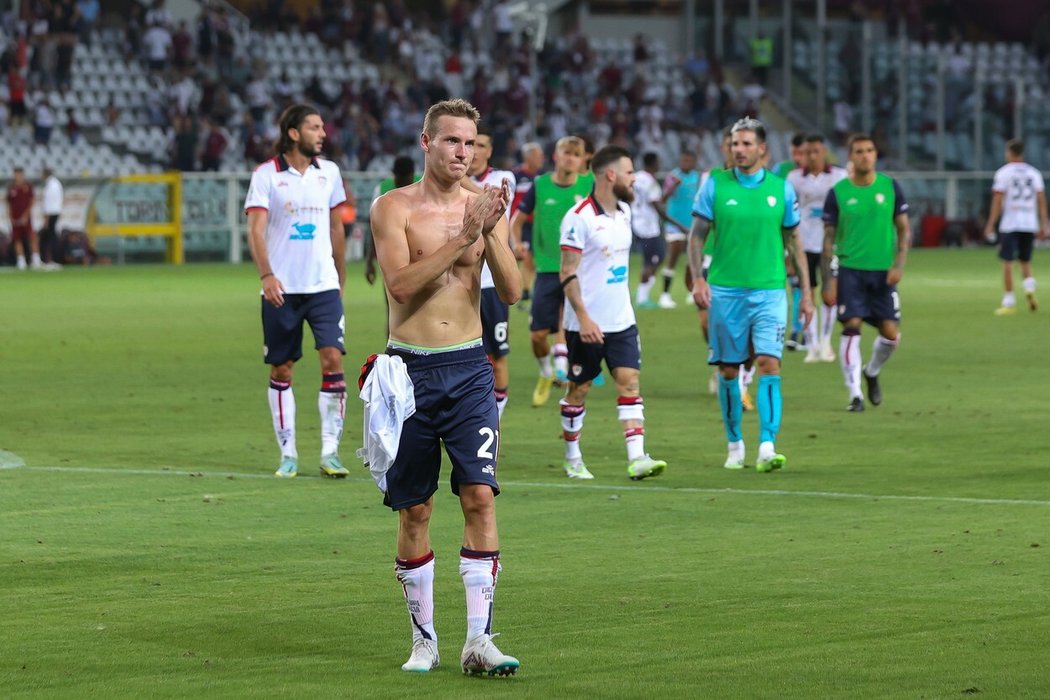 Jakub Jankto děkuje fanouškům po zápase svého Cagliari