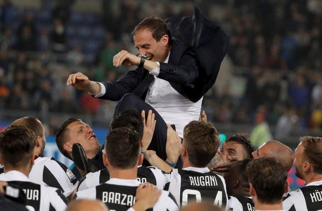 Trenér Juventusu Massimiliano Allegri slaví výhru v italském poháru