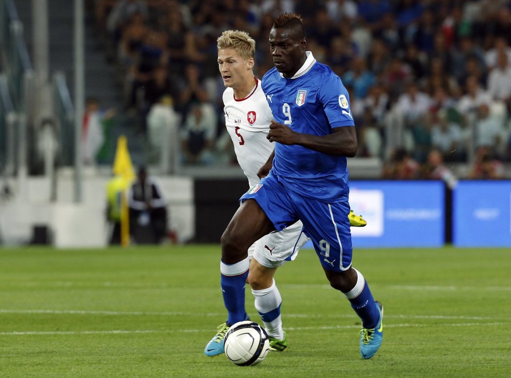 Mario Balotelli uniká Procházkovi v utkání Itálie s Českem