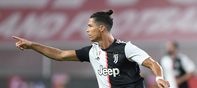 Cristiano Ronaldo oslavuje druhou branku Juventusu do sítě Janova