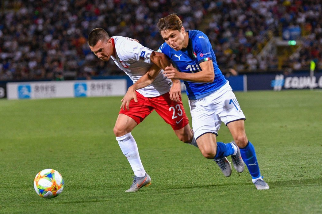 Federico Chiesa reprezentuje Itálii, v Serii A náleží Fiorentině