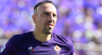 Ribéry strčil do sudího. Nezahraje si tři zápasy a zaplatí přes půl milionu