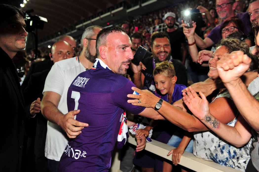 Fanoušci Fiorentiny přivítali Francka Ribéryho velkolepě. Ten se jim odměnil podpisem či selfie