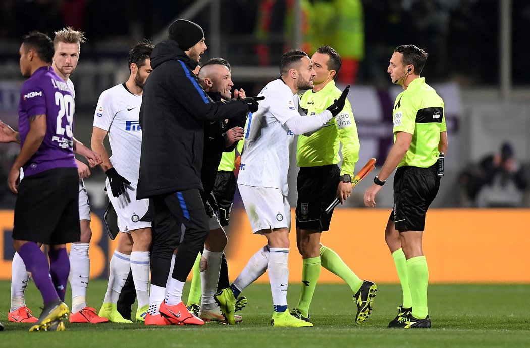 Naštvaní hráči Interu na sudího Abissa, který nařídil spornou penaltu pro Fiorentinu