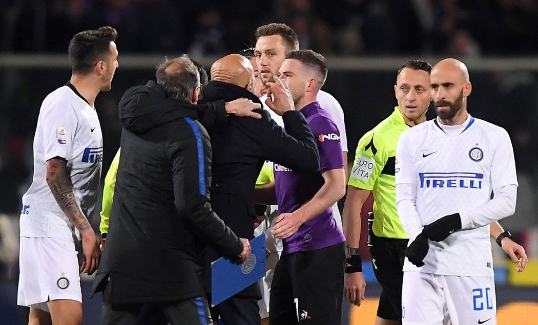 Naštvaní hráči Interu na sudího Abissa, který nařídil spornou penaltu pro Fiorentinu