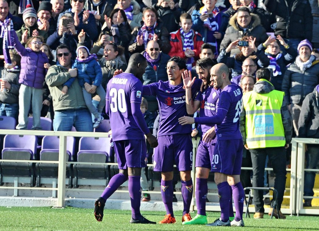 Fotbalisté Fiorentiny se radují z výhry proti FC Turín