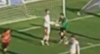 VIDEO: Rukou vyrazil míč brankáři a dal gól!