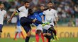 Andrea Barzagli pálí na branku Francie v přátelském utkání hraném v Bari