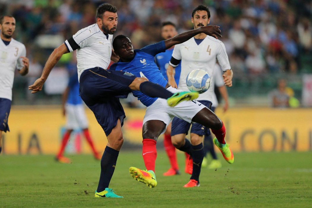 Andrea Barzagli pálí na branku Francie v přátelském utkání hraném v Bari